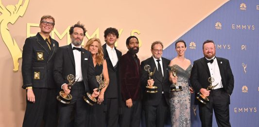 “Widow’s Bay” trionfa tra le commedie agli Emmy Awards 2026, “The Pitt” si conferma miglior dramma