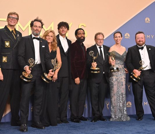 “Widow’s Bay” trionfa tra le commedie agli Emmy Awards 2026, “The Pitt” si conferma miglior dramma