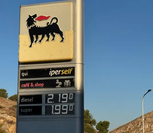 Caro carburanti, scatta il tetto ai prezzi sulla rete Eni: 2,19 euro/litro per il diesel, 1,99 per la benzina