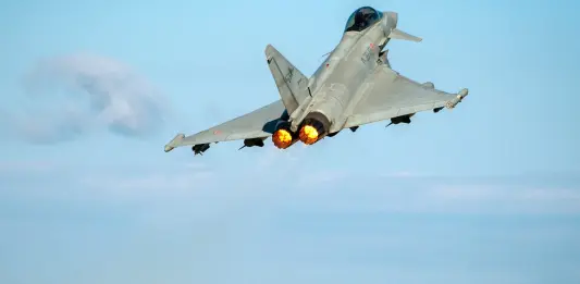 Attacchi a base aerea in Arabia Saudita, colpito un Eurofighter italiano. Crosetto “Nessun nostro militare coinvolto”