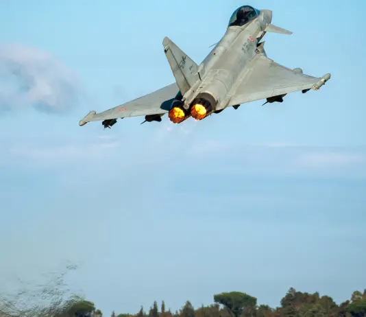 Attacchi a base aerea in Arabia Saudita, colpito un Eurofighter italiano. Crosetto “Nessun nostro militare coinvolto”