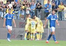 Il Frosinone regala spettacolo, primo passo falso per il Como: allo Stirpe è 2-0 con i gol di Calò e Kvernadze