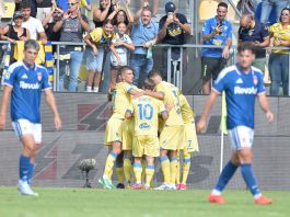 Il Frosinone regala spettacolo, primo passo falso per il Como: allo Stirpe è 2-0 con i gol di Calò e Kvernadze