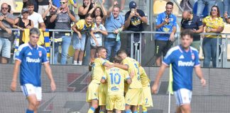 Il Frosinone regala spettacolo, primo passo falso per il Como: allo Stirpe è 2-0 con i gol di Calò e Kvernadze