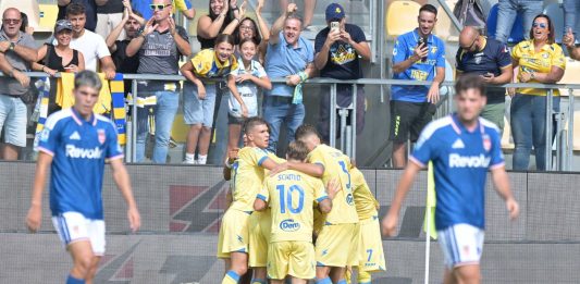 Il Frosinone regala spettacolo, primo passo falso per il Como: allo Stirpe è 2-0 con i gol di Calò e Kvernadze