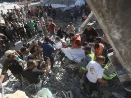 Crolla un edificio a Gaza: almeno 11 vittime. Numerose persone ancora intrappolate sotto le macerie