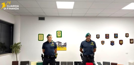 Oltre mille orologi di lusso falsi a Olbia, denunciato un uomo