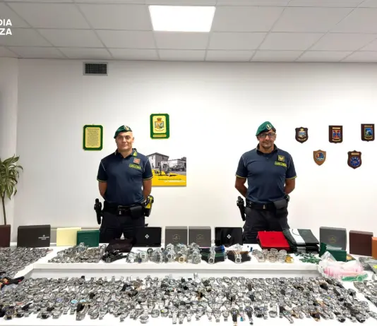 Oltre mille orologi di lusso falsi a Olbia, denunciato un uomo
