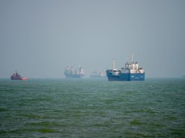 Nuovi attacchi Usa nei pressi di Hormuz, Trump avverte: “Teheran non reagisca”