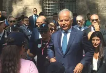 Omaggio floreale dei bambini al cippo di Dalla Chiesa a Palermo, l’incontro con Piantedosi