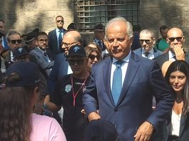 Omaggio floreale dei bambini al cippo di Dalla Chiesa a Palermo, l’incontro con Piantedosi / Video