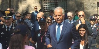 Omaggio floreale dei bambini al cippo di Dalla Chiesa a Palermo, l’incontro con Piantedosi / Video