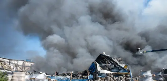 Ucraina, attacco russo in un deposito ferroviario di Kiev. Zelensky: “12 morti”