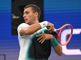 Cobolli rimonta Schoolkate ed è al terzo turno degli Us Open, maratona notturna per Zverev