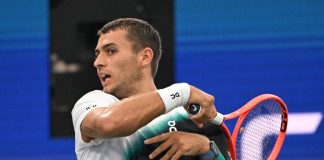 Cobolli rimonta Schoolkate ed è al terzo turno degli Us Open, maratona notturna per Zverev