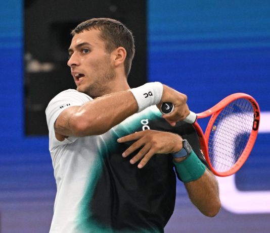Cobolli rimonta Schoolkate ed è al terzo turno degli Us Open, maratona notturna per Zverev