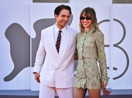 Venezia 83, in “Primetime” Robert Pattinson è un giornalista a caccia di pedofili