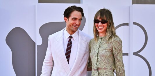 Venezia 83, in “Primetime” Robert Pattinson è un giornalista a caccia di pedofili