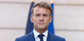 Francia, Macron “La proposta di vietare i social ai minori di 15 anni è stata notificata alla Commissione europea”