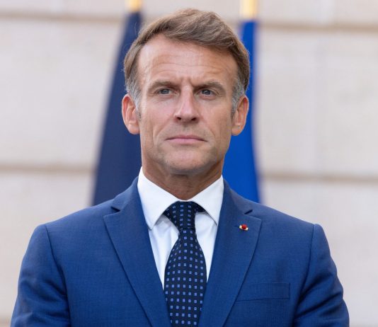 Francia, Macron “La proposta di vietare i social ai minori di 15 anni è stata notificata alla Commissione europea”