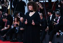Venezia, il Leone d’Oro per il miglior film va a “Woman Unknown”. Scamarcio miglior attore del concorso Orizzonti