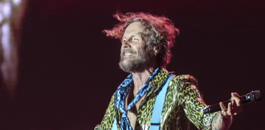 Jovanotti compie 60 anni: energia, musica e poesia senza sosta
