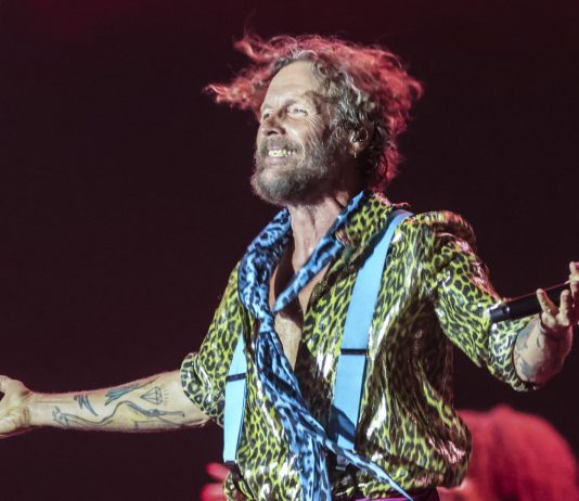 Jovanotti compie 60 anni: energia, musica e poesia senza sosta