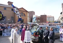 A Milano l’ultimo saluto a Sandro Mazzola, centinaia di tifosi presenti. Monsignor Faccendini: “Ha reso onore alla città”