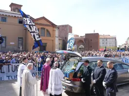 A Milano l’ultimo saluto a Sandro Mazzola davanti centinaia di tifosi. Monsignor Faccendini: “Ha reso onore alla città” / Video