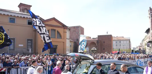 A Milano l’ultimo saluto a Sandro Mazzola davanti centinaia di tifosi. Monsignor Faccendini: “Ha reso onore alla città” / Video