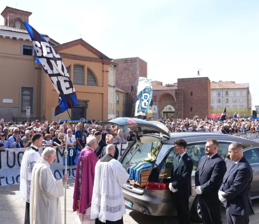 A Milano l’ultimo saluto a Sandro Mazzola, centinaia di tifosi presenti. Monsignor Faccendini: “Ha reso onore alla città”