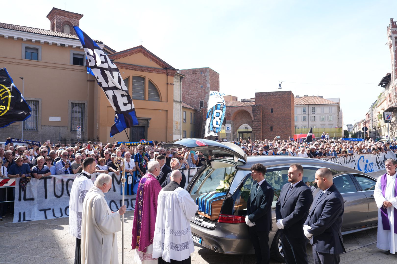 A Milano l’ultimo saluto a Sandro Mazzola, centinaia di tifosi presenti. Monsignor Faccendini: “Ha reso onore alla città”