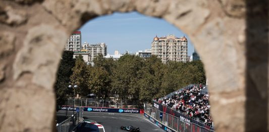 F1 GP Azerbaijan, la Mercedes domina le libere: Russell davanti ad Antonelli, Leclerc 4°