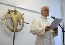 Papa Leone XIV a Parigi in visita al centro migranti: “La storia non è scritta da chi si impone”