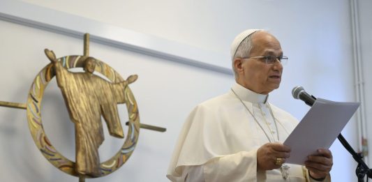 Papa Leone XIV a Parigi in visita al centro migranti: “La storia non è scritta da chi si impone”