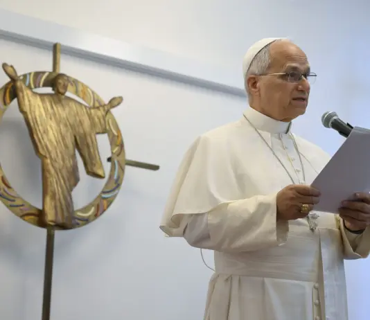 Papa Leone XIV a Parigi in visita al centro migranti: “La storia non è scritta da chi si impone”