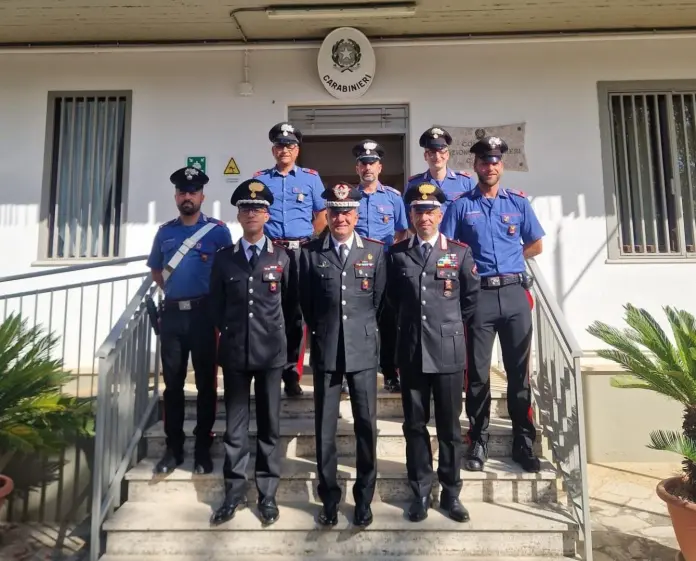 Il Generale di Divisione Ubaldo Del Monaco con i militari della Stazione di Ciminna