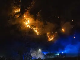 Incendi lungo la Costiera Amalfitana, Vigili del fuoco in azione / Video