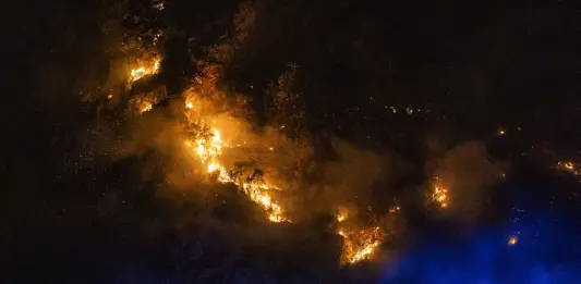 Incendi lungo la Costiera Amalfitana, Vigili del fuoco in azione / Video