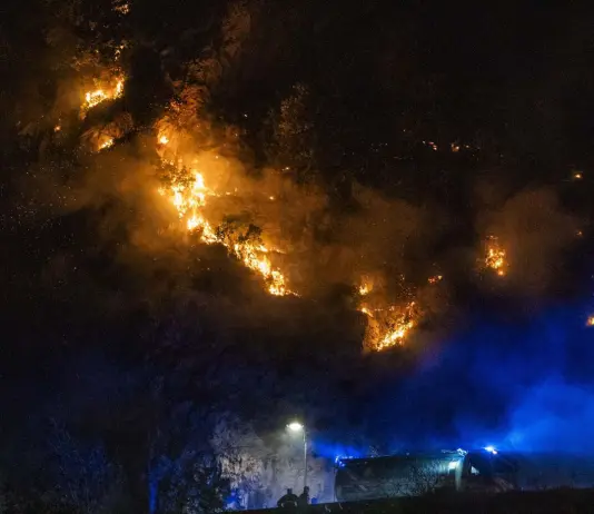 Incendi lungo la Costiera Amalfitana, Vigili del fuoco in azione / Video