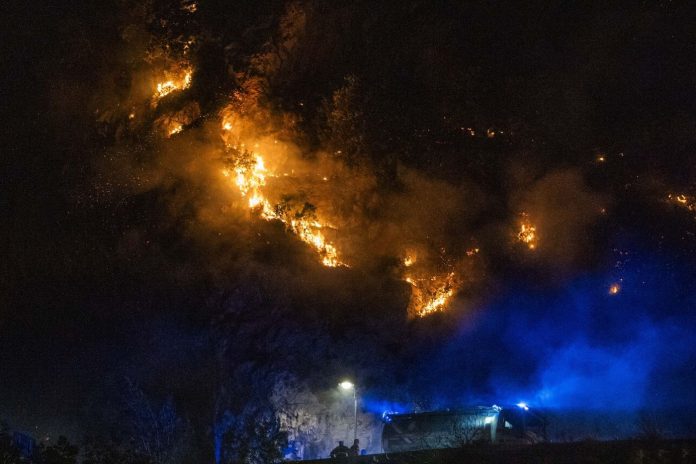 Amalfi, vasto incendio boschivo sulla costiera amalfitana