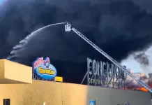 Incendio sul tetto del centro commerciale Conca d’Oro di Palermo, in corso le operazioni di evacuazione / Video