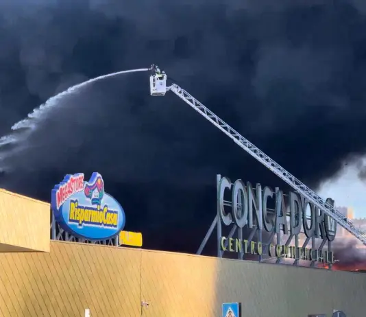 Incendio sul tetto del centro commerciale Conca d’Oro di Palermo, in corso le operazioni di evacuazione / Video