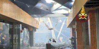 Incendio al centro commerciale Conca d’Oro di Palermo, avviate le indagini. I vigili del fuoco spengono gli ultimi focolai / Video