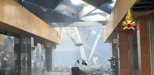 Incendio al centro commerciale Conca d’Oro di Palermo, avviate le indagini. I vigili del fuoco spengono gli ultimi focolai / Video