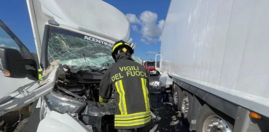 Scontro tra furgone e tir a Olbia, un morto