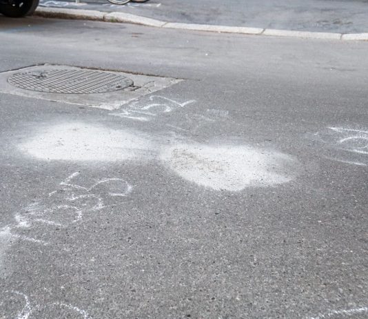 Incidente a Napoli, ciclista muore investito da una moto