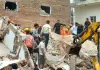 India, crolla un edificio di 5 piani a Nuova Dehli: 6 morti, si scava sotto le macerie