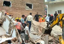 India, crolla un edificio di 5 piani a Nuova Dehli: 6 morti, si scava sotto le macerie