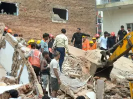 India, crolla un edificio di 5 piani a Nuova Dehli: 6 morti, si scava sotto le macerie
